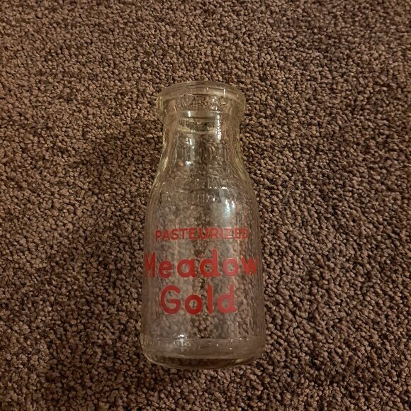 Vintage 1950's/1960's Meadow Gold Pasteurized 1/2 Pint Glass milk bottle - Picture 1 of 7